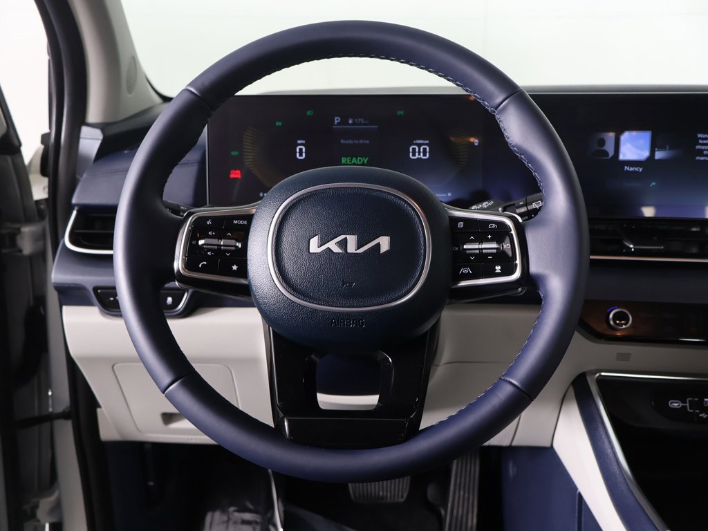 Used 2025 Kia Carnival EX image 39