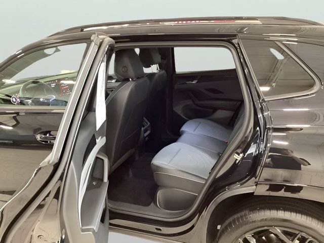 Certified 2025 Volkswagen Tiguan SE R-Line AWD/4WD image 13