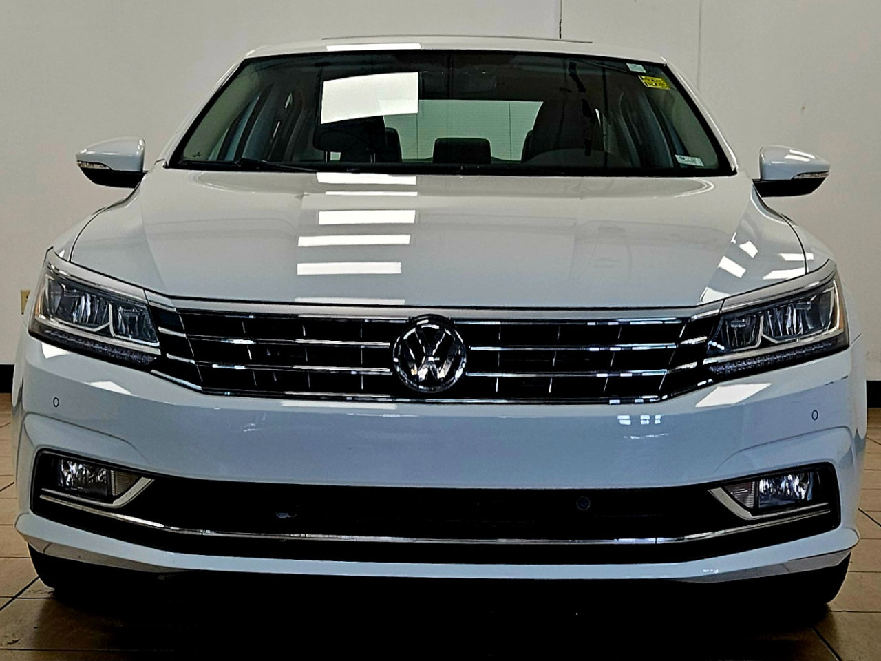 Used 2018 Volkswagen Passat 2.0T SE image 2