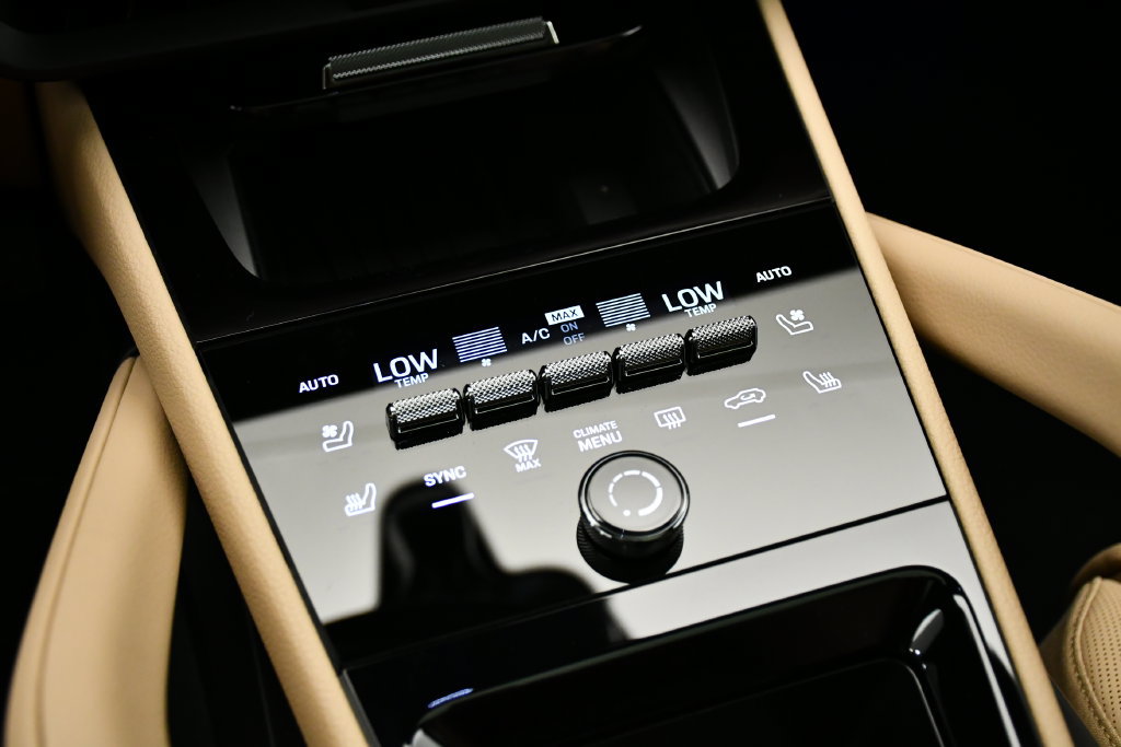 Certified 2025 Porsche Cayenne E-Hybrid Coupe AWD/4WD image 34