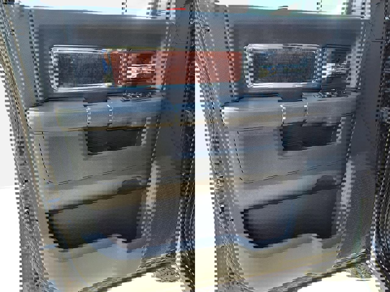 Used 2011 RAM 1500 Laramie image 12