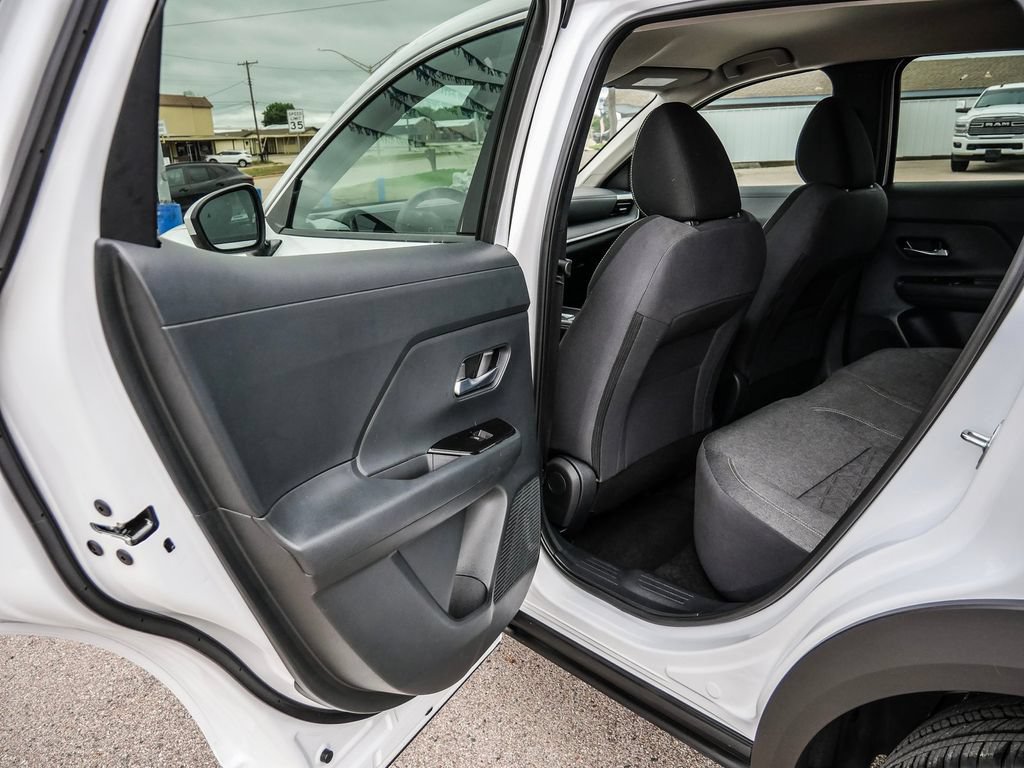Used 2025 Nissan Kicks SV AWD/4WD image 37