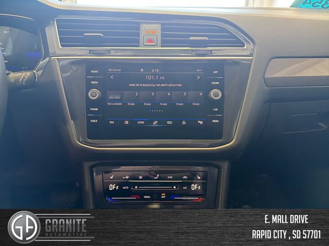 Used 2024 Volkswagen Tiguan SE w/ Panoramic Sunroof Package image 18