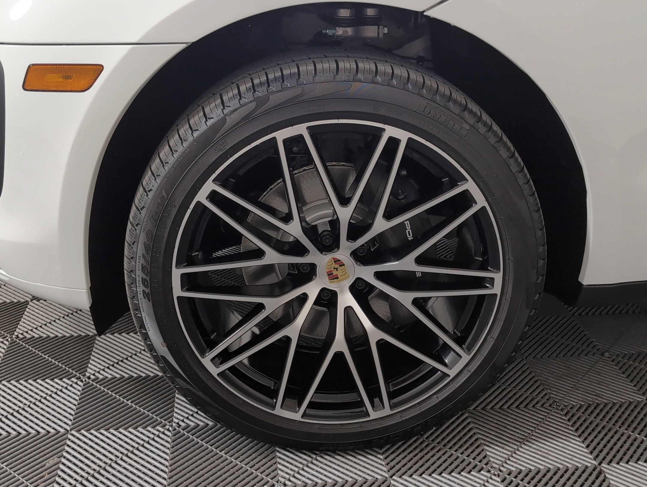 Certified 2025 Porsche Macan AWD/4WD image 14