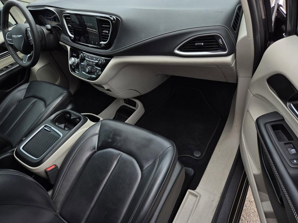 Used 2023 Chrysler Pacifica Touring-L image 7