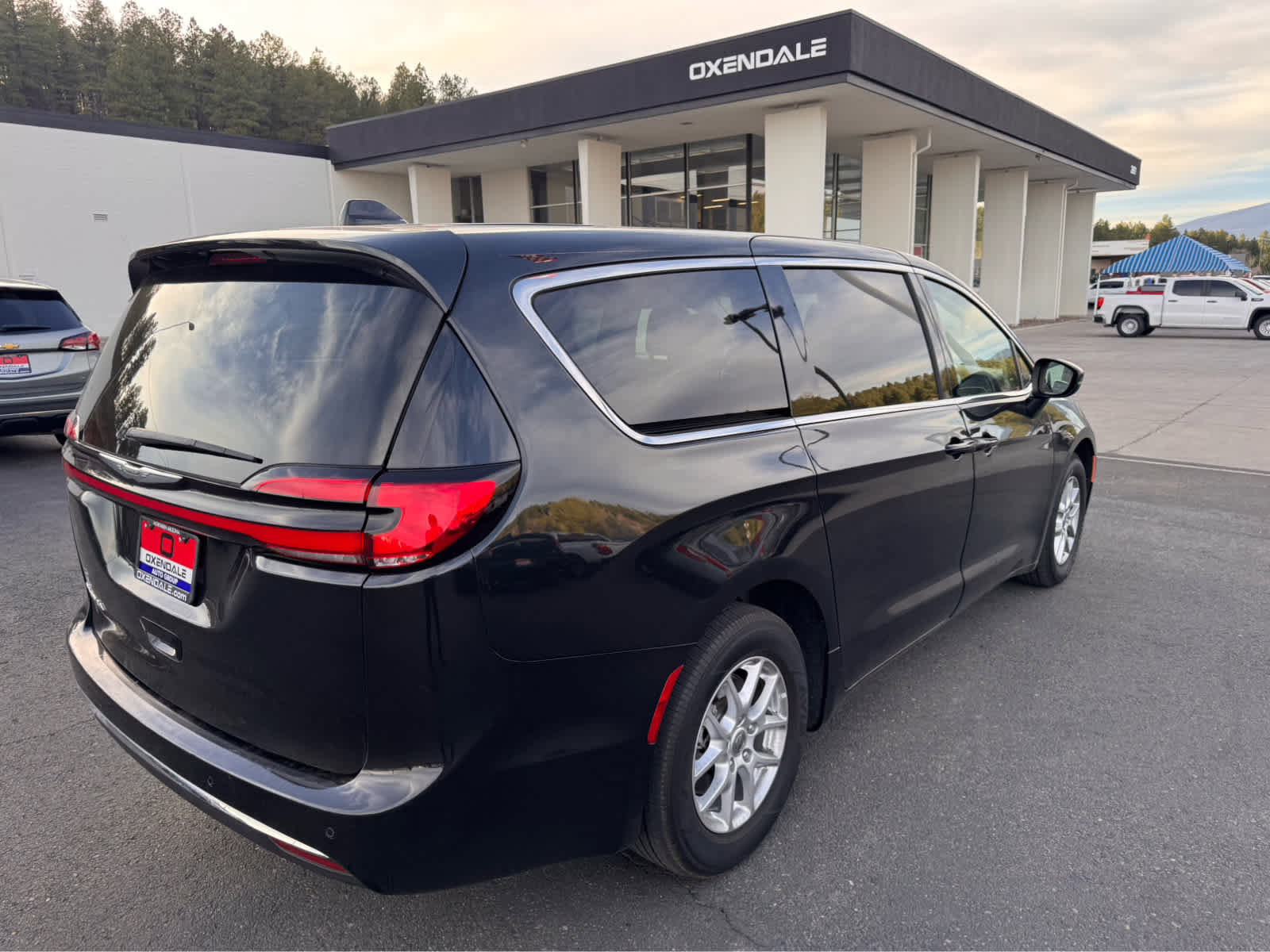 Used 2023 Chrysler Pacifica Touring-L image 5