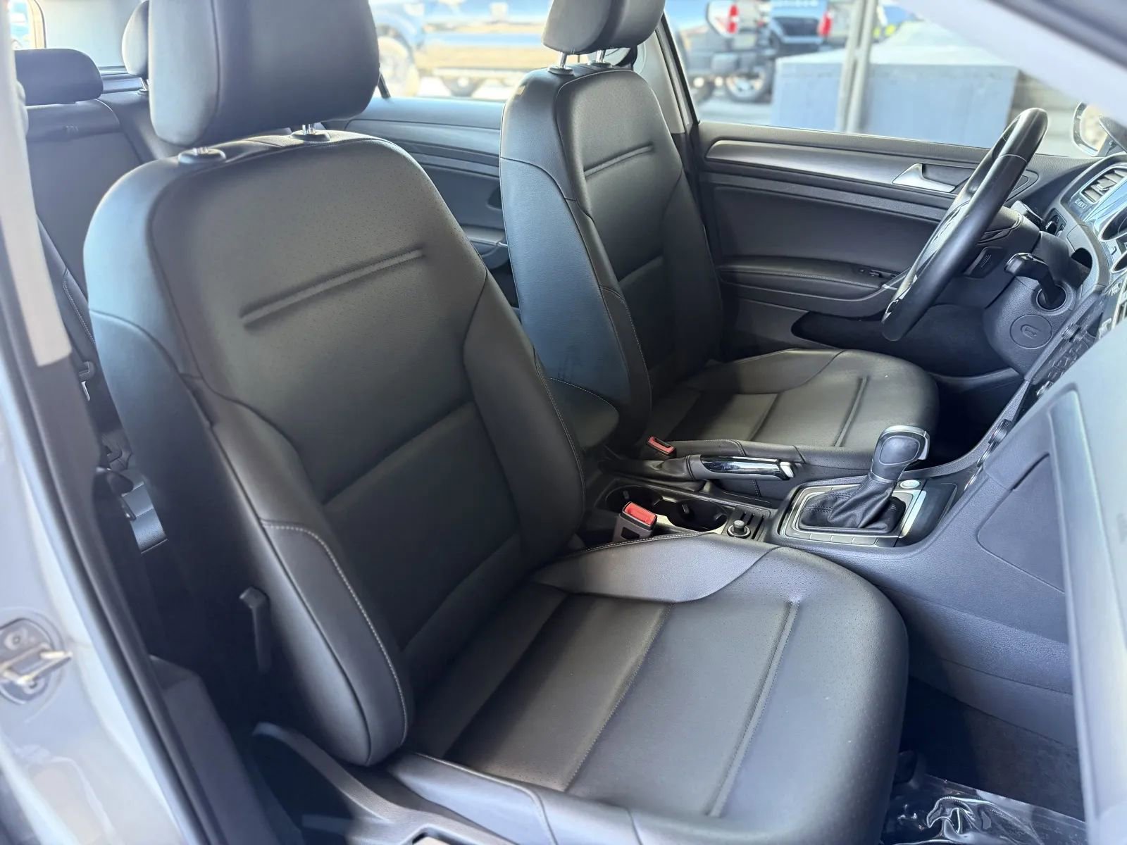 Used 2018 Volkswagen Golf SE image 18