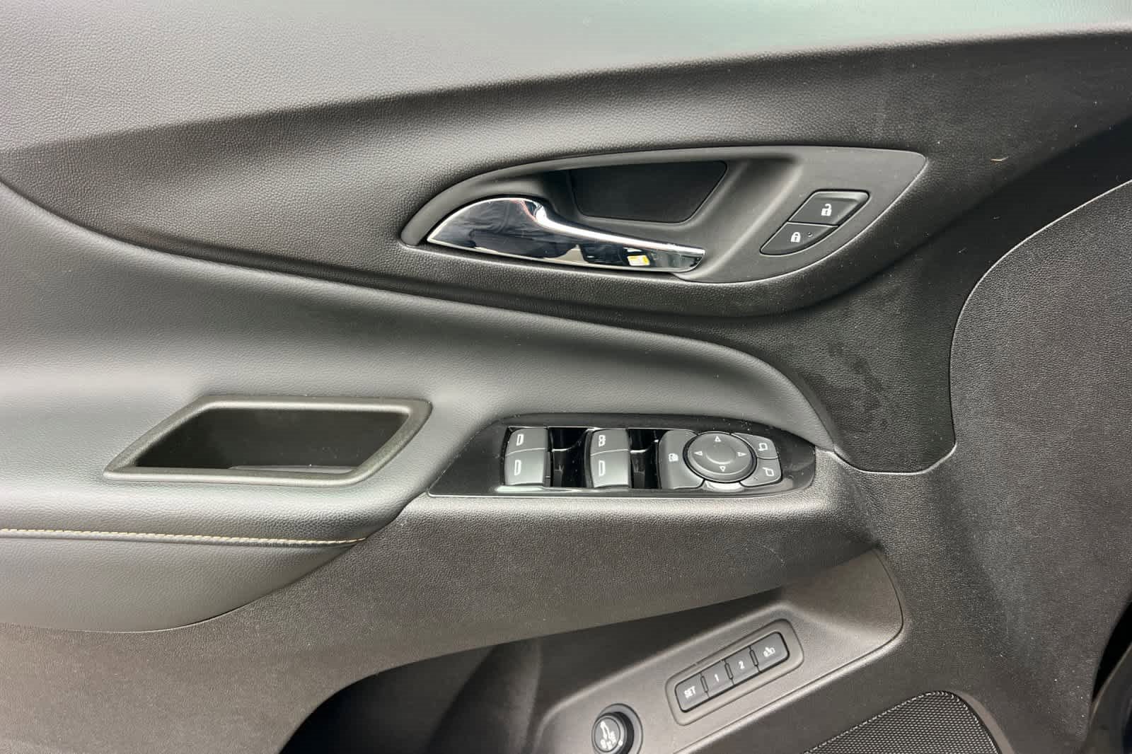 Used 2024 Chevrolet Equinox Premier image 12