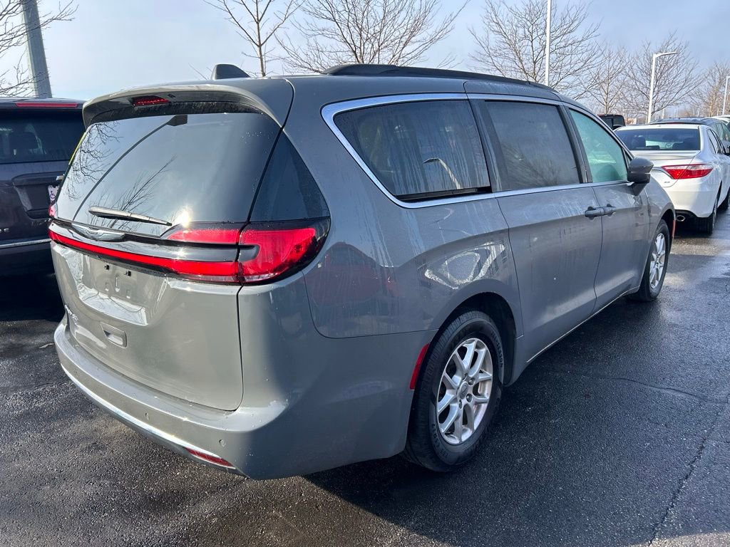 Used 2022 Chrysler Pacifica Touring-L image 4