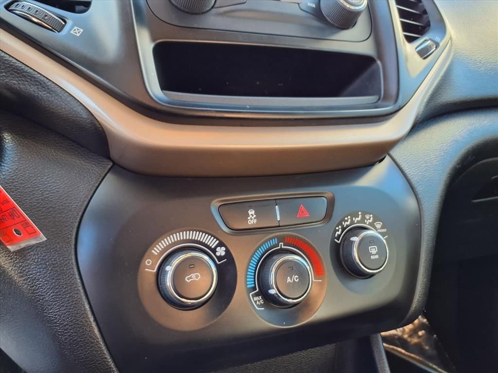 Used 2016 Jeep Cherokee Sport image 7