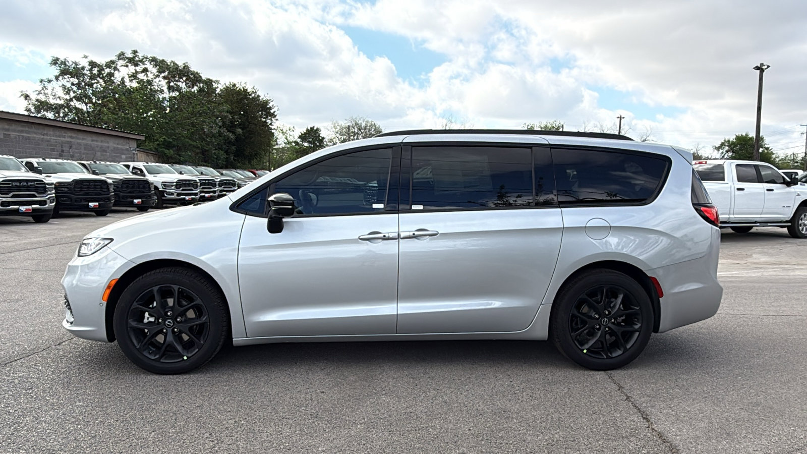 New 2026 Chrysler Pacifica Select FWD image 8