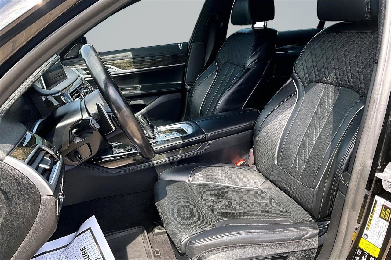 Used 2020 BMW 750i xDrive w/ M Sport Package image 21