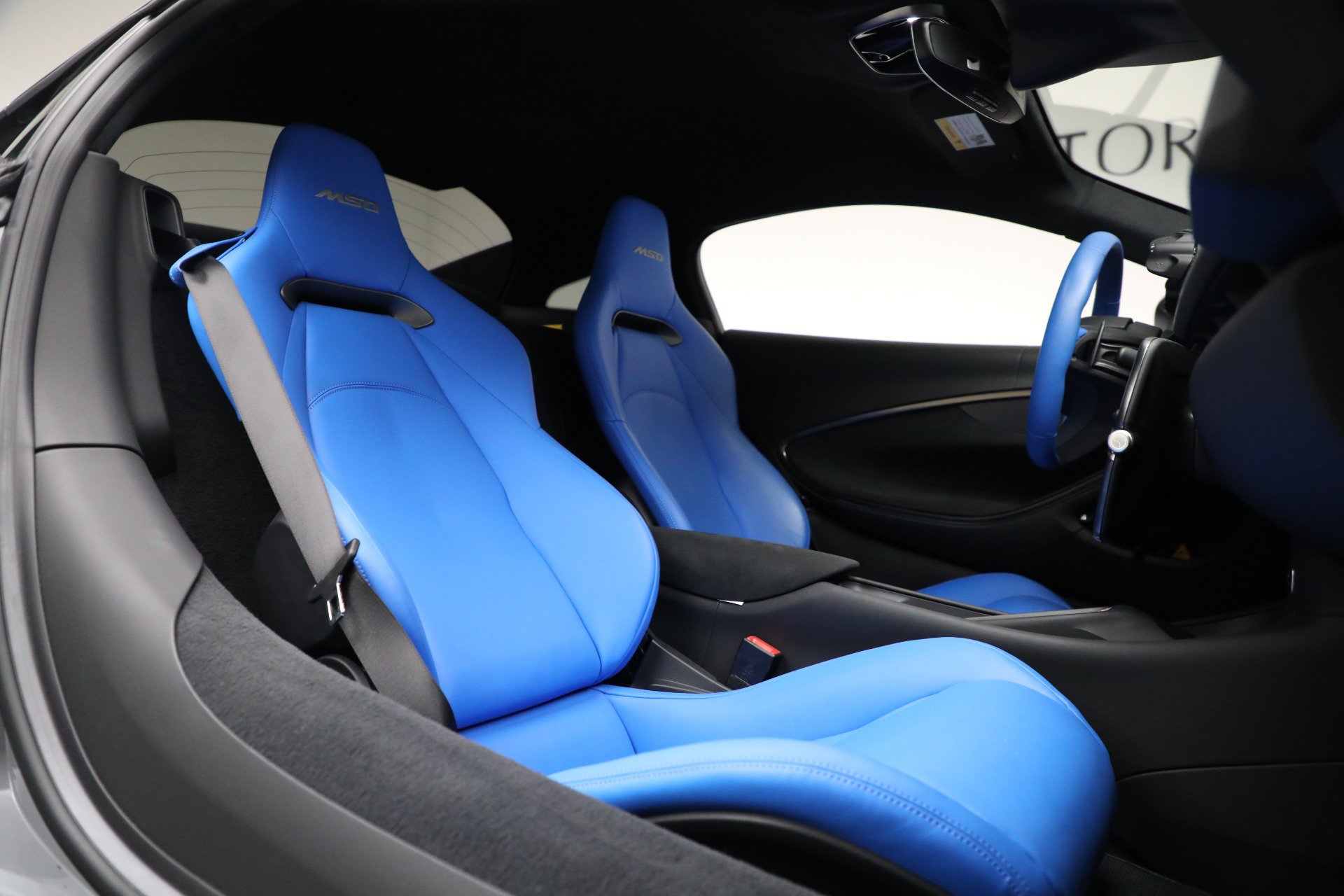 Used 2023 McLaren Artura RWD image 27