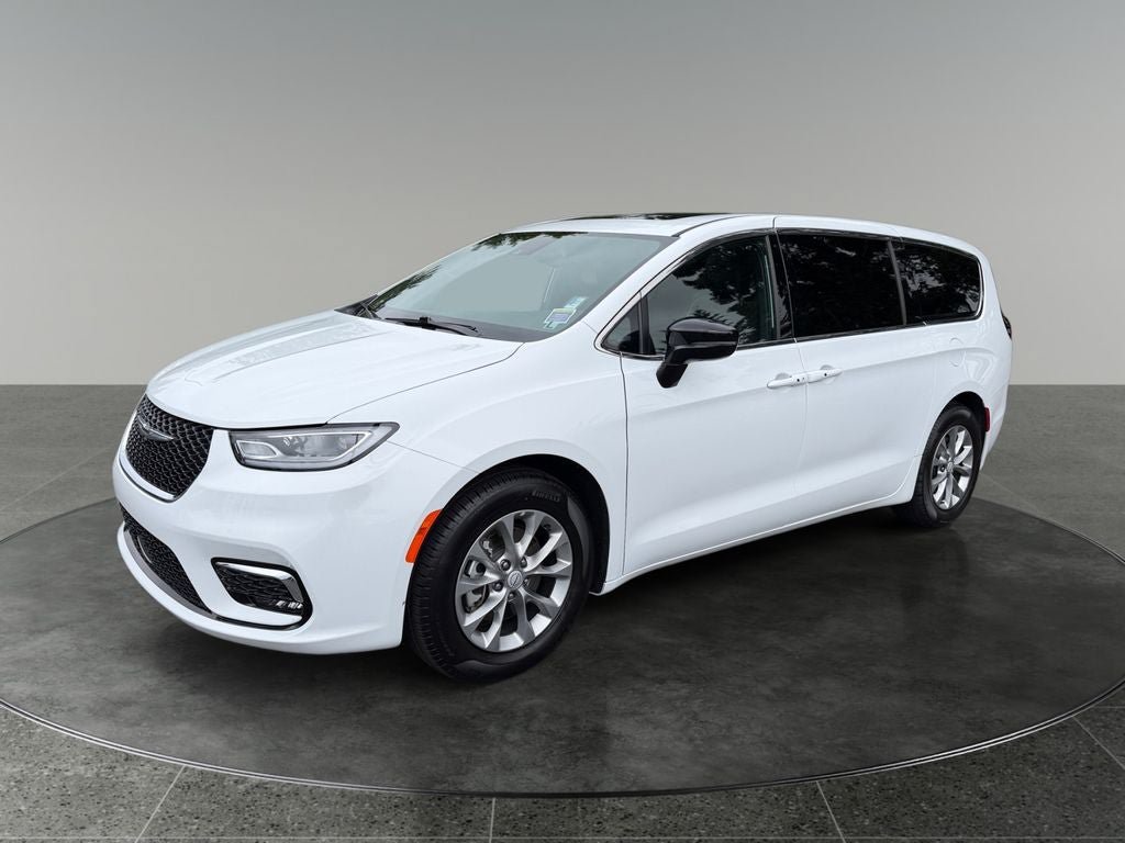 Used 2026 Chrysler Pacifica Limited FWD image 3