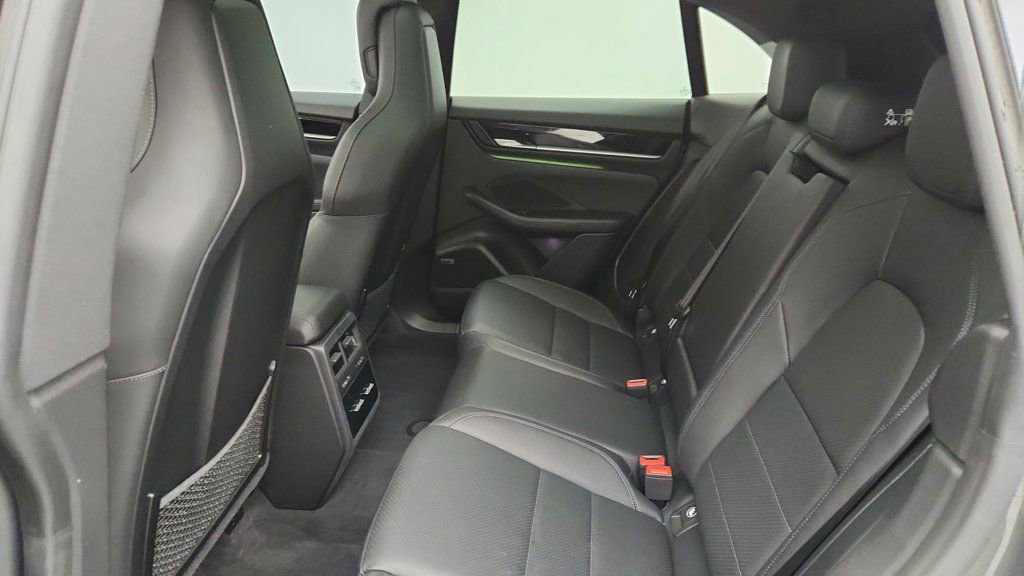 Used 2025 Porsche Macan Electric w/ Premium Package image 21