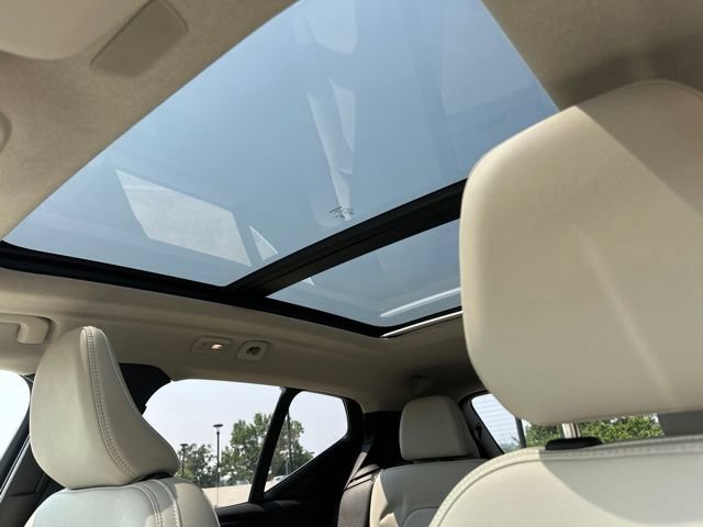 Certified 2025 Volvo XC40 B5 Plus AWD/4WD image 18