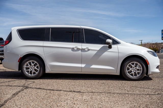 Used 2022 Chrysler Voyager LX FWD image 4