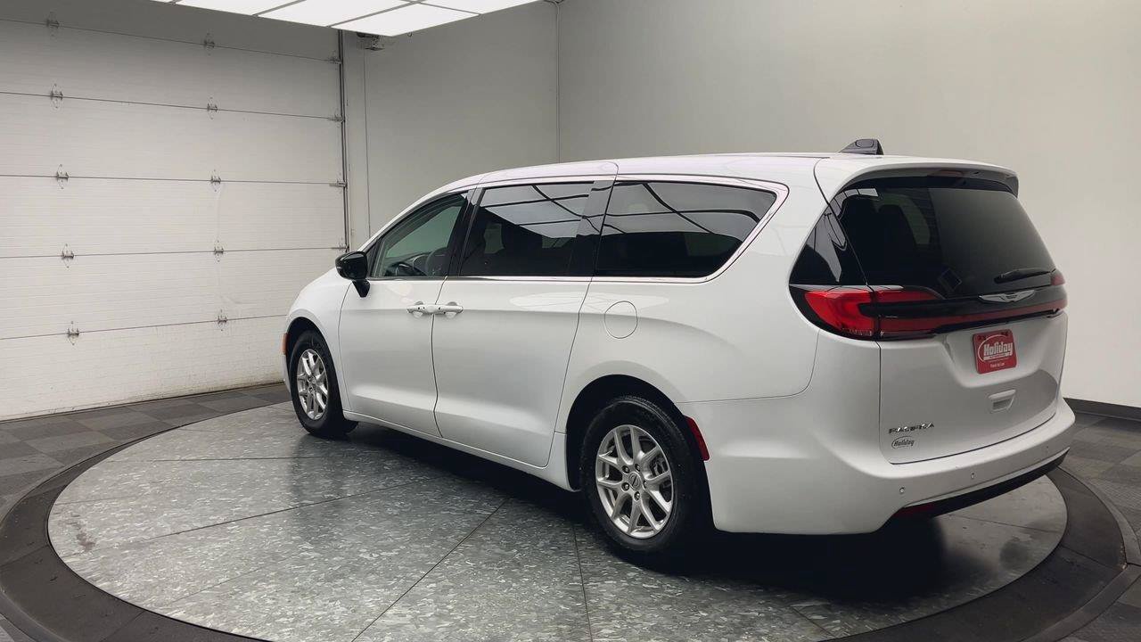 Used 2024 Chrysler Pacifica Touring-L FWD image 37