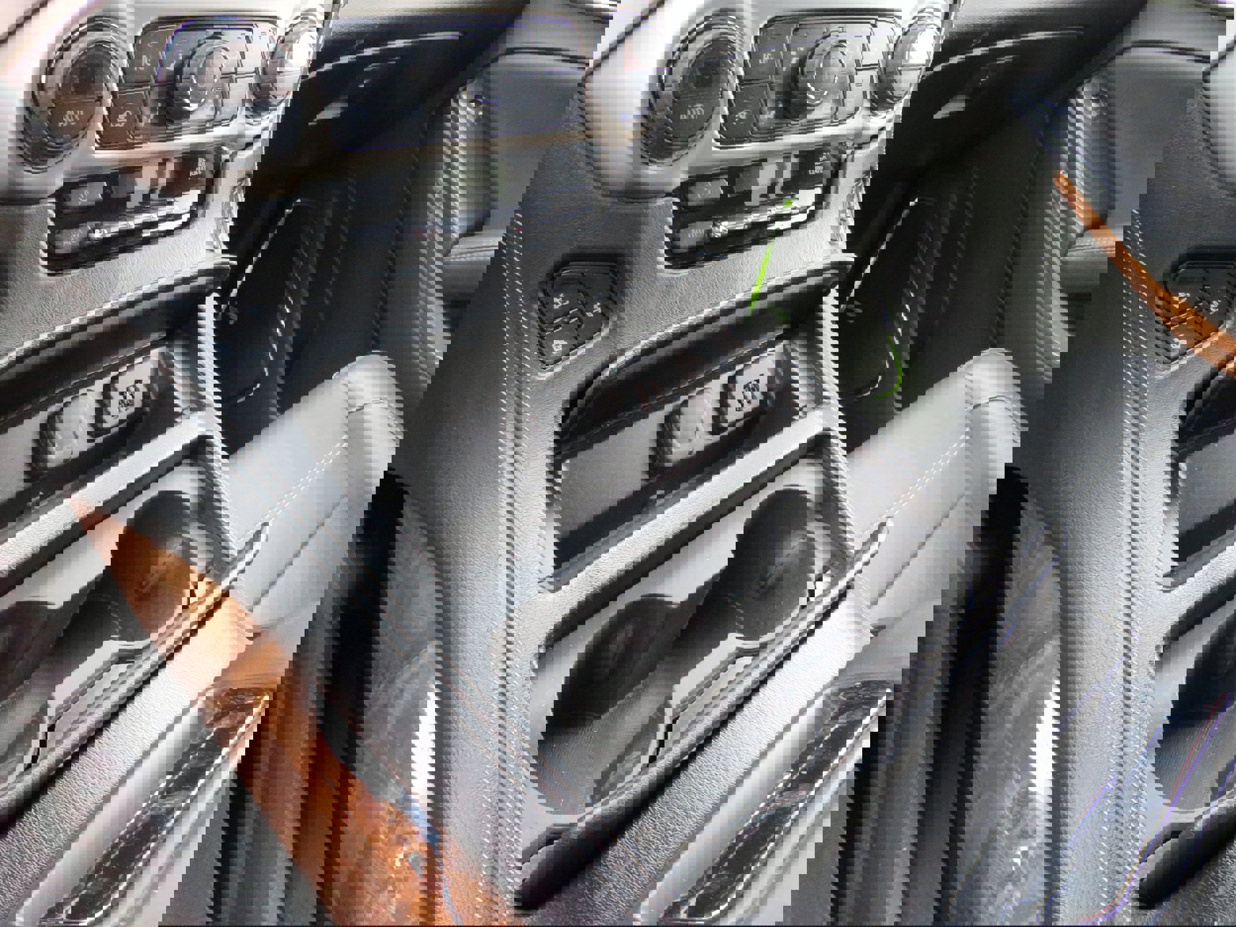 Used 2015 GMC Yukon Denali w/ Premium Package image 8