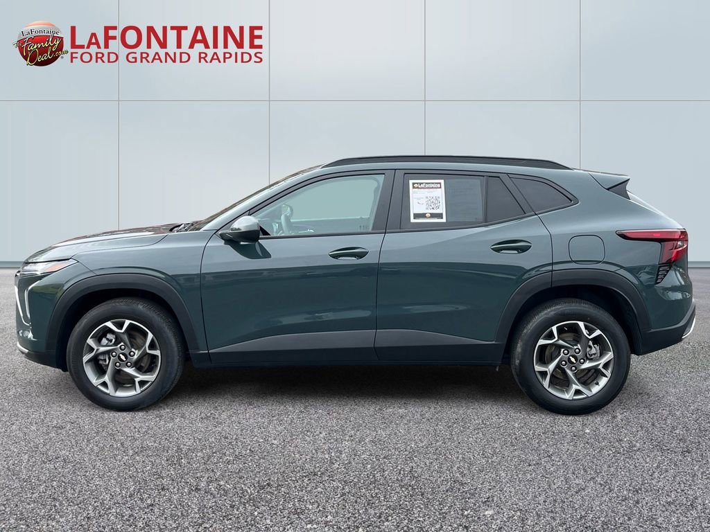 Used 2025 Chevrolet Trax LT FWD image 4