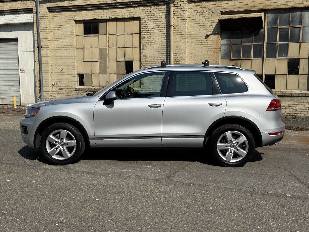 Used 2012 Volkswagen Touareg Sport image 4