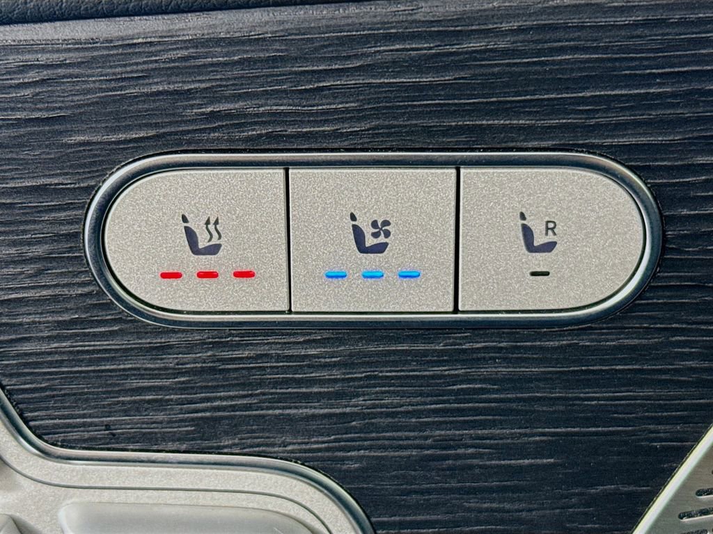 Used 2025 Mercedes-Benz GLS 450 4MATIC image 21