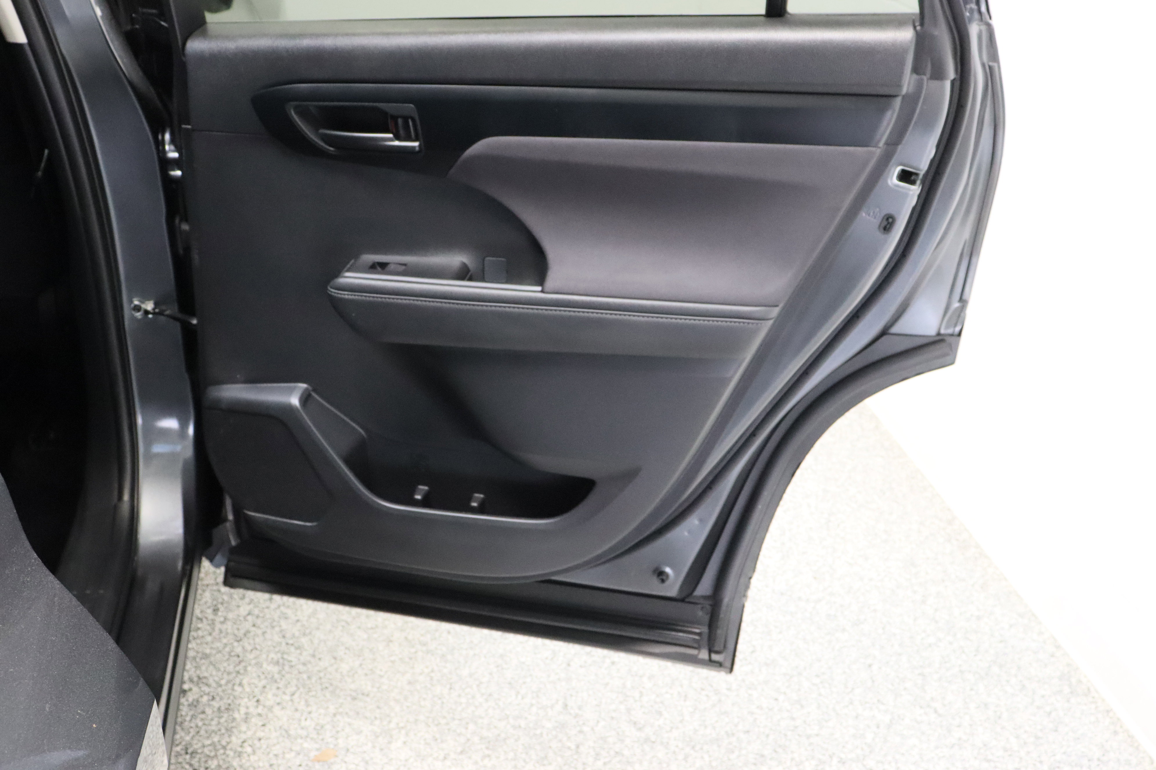 Certified 2025 Toyota Highlander LE image 35