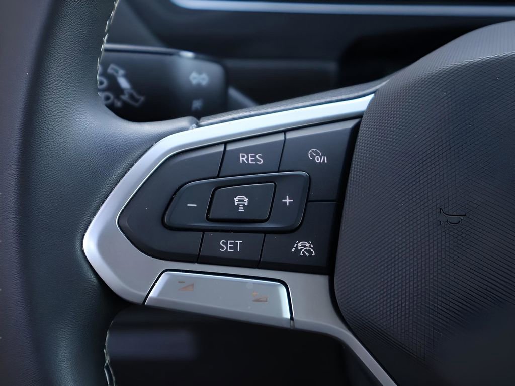 Used 2024 Volkswagen Tiguan SE image 31