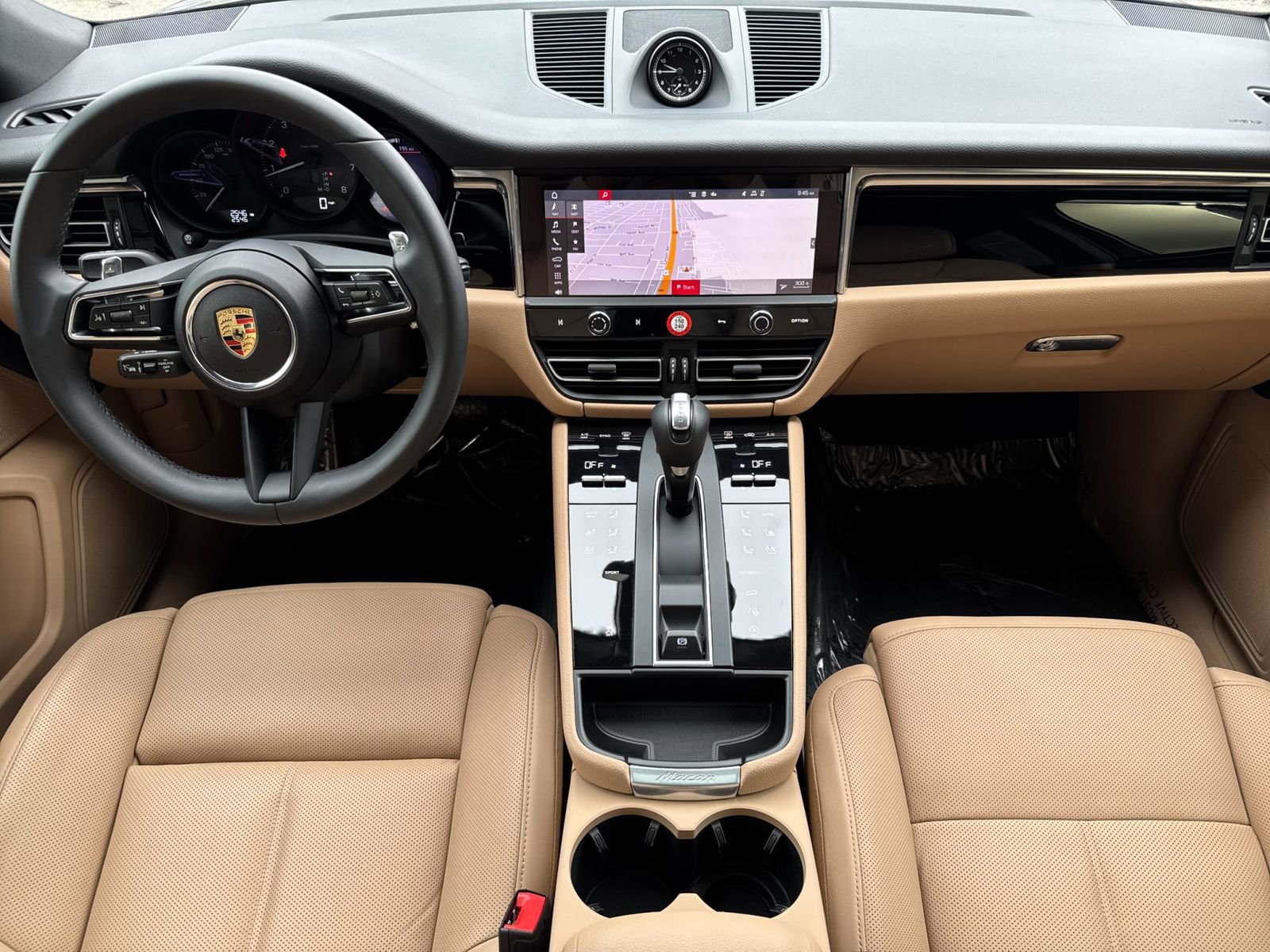 Certified 2025 Porsche Macan image 6