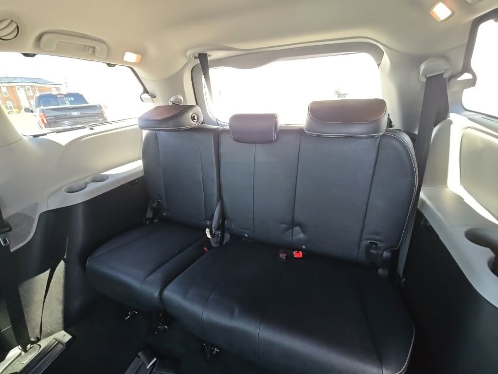 Used 2016 Toyota Sienna SE image 26