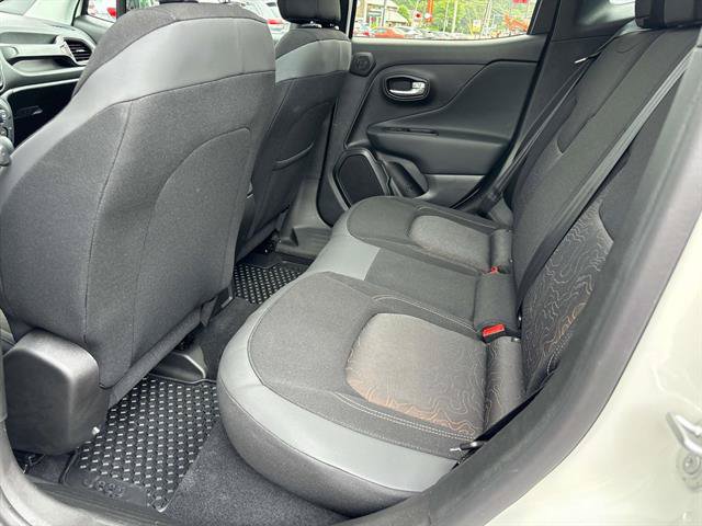 Certified 2023 Jeep Renegade Latitude w/ Sun/Sound Group AWD/4WD image 11