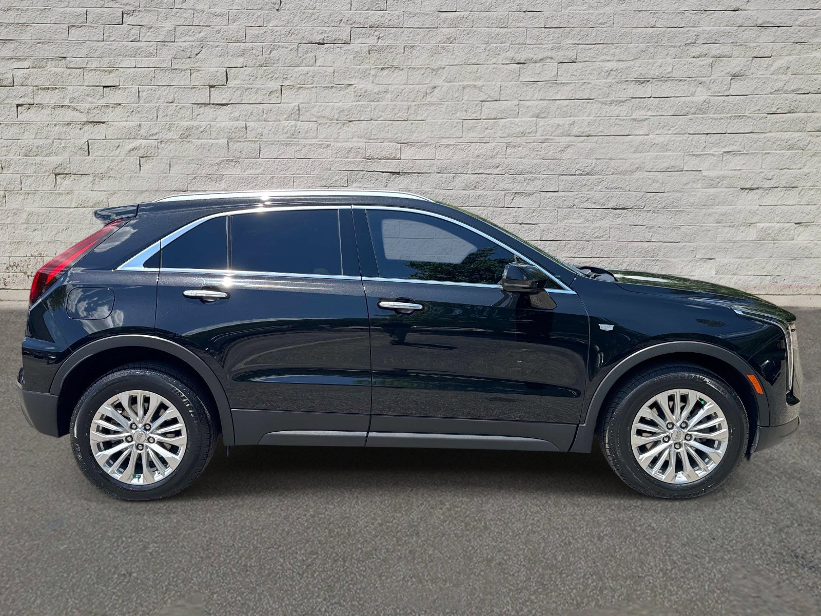 Used 2024 Cadillac XT4 Luxury w/ Cold Weather Package FWD image 6