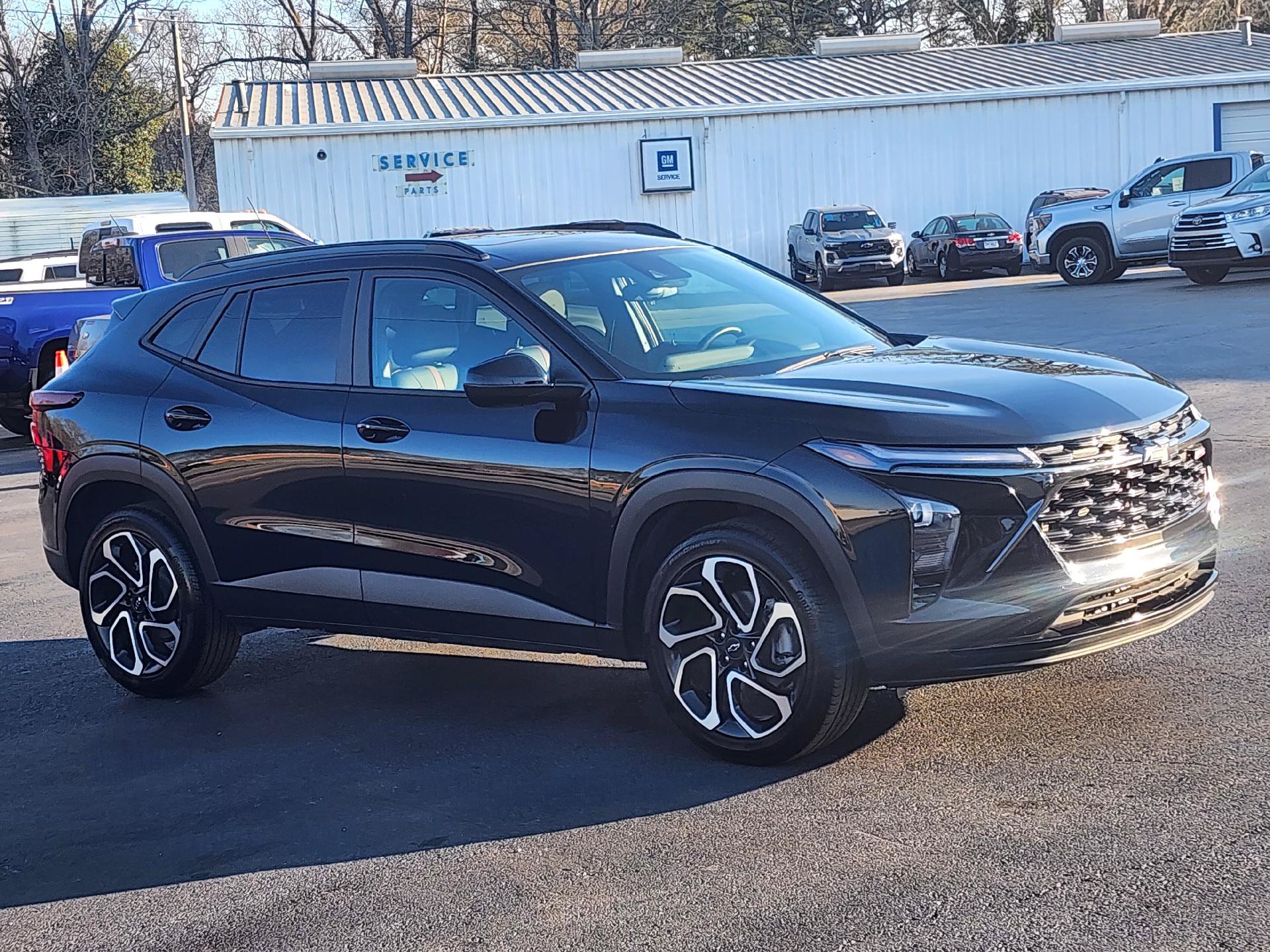 Used 2025 Chevrolet Trax RS w/ Sunroof Package FWD image 4