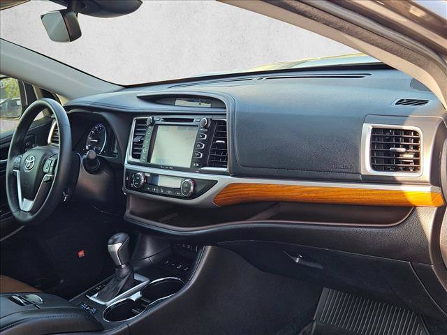 Used 2017 Toyota Highlander Limited Platinum AWD/4WD image 25