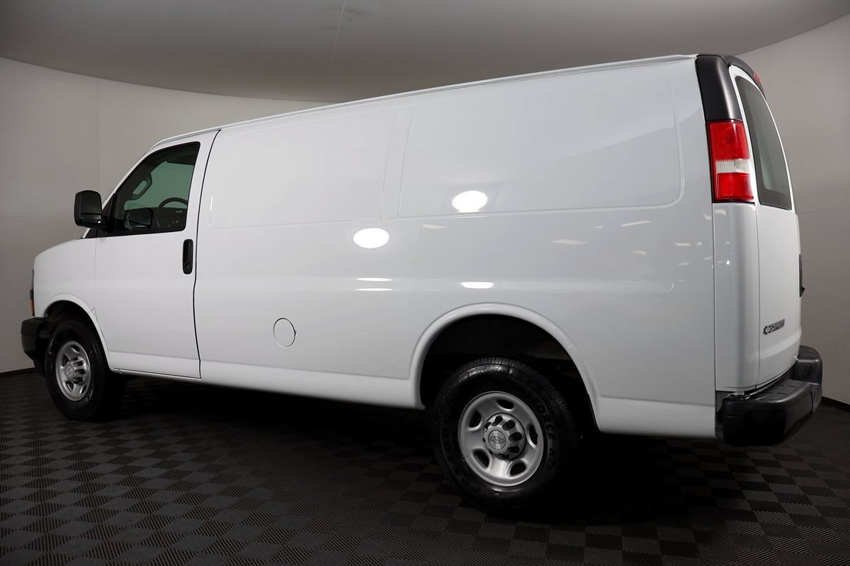 Used 2018 Chevrolet Express 2500 w/ Driver Convenience Package RWD image 12