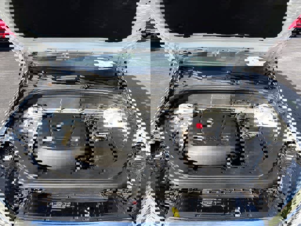 Used 2018 Volvo XC60 T6 Momentum w/ Convenience Package image 31