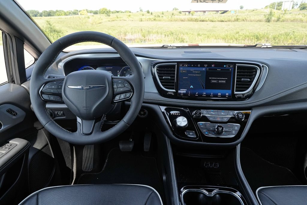 Used 2025 Chrysler Pacifica Limited FWD image 28