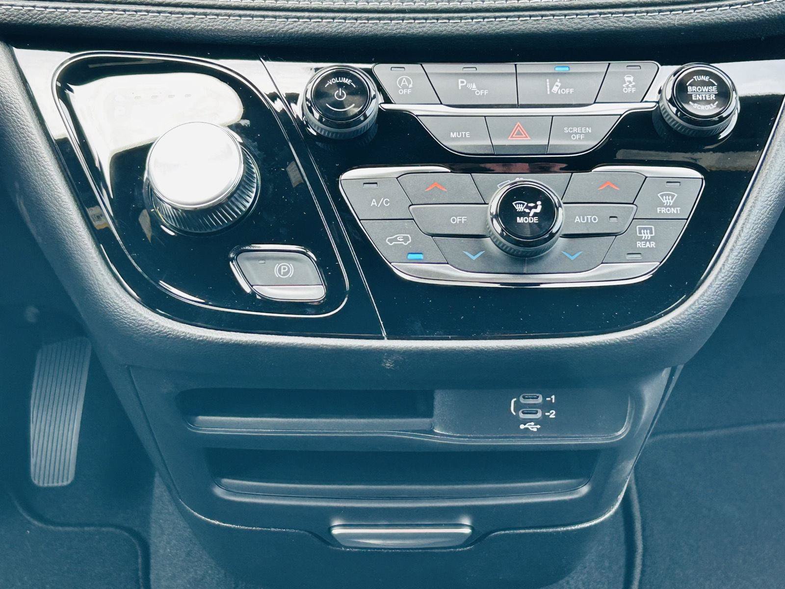 New 2027 Chrysler Pacifica Select FWD image 22