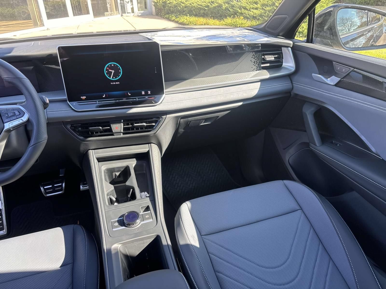 New 2026 Volkswagen Tiguan SE R-Line AWD/4WD image 32