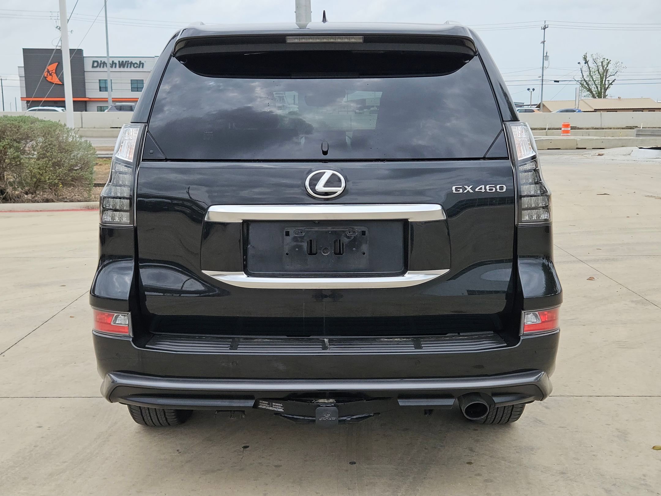 Used 2023 Lexus GX 460 Luxury w/ Sport Design Package image 4