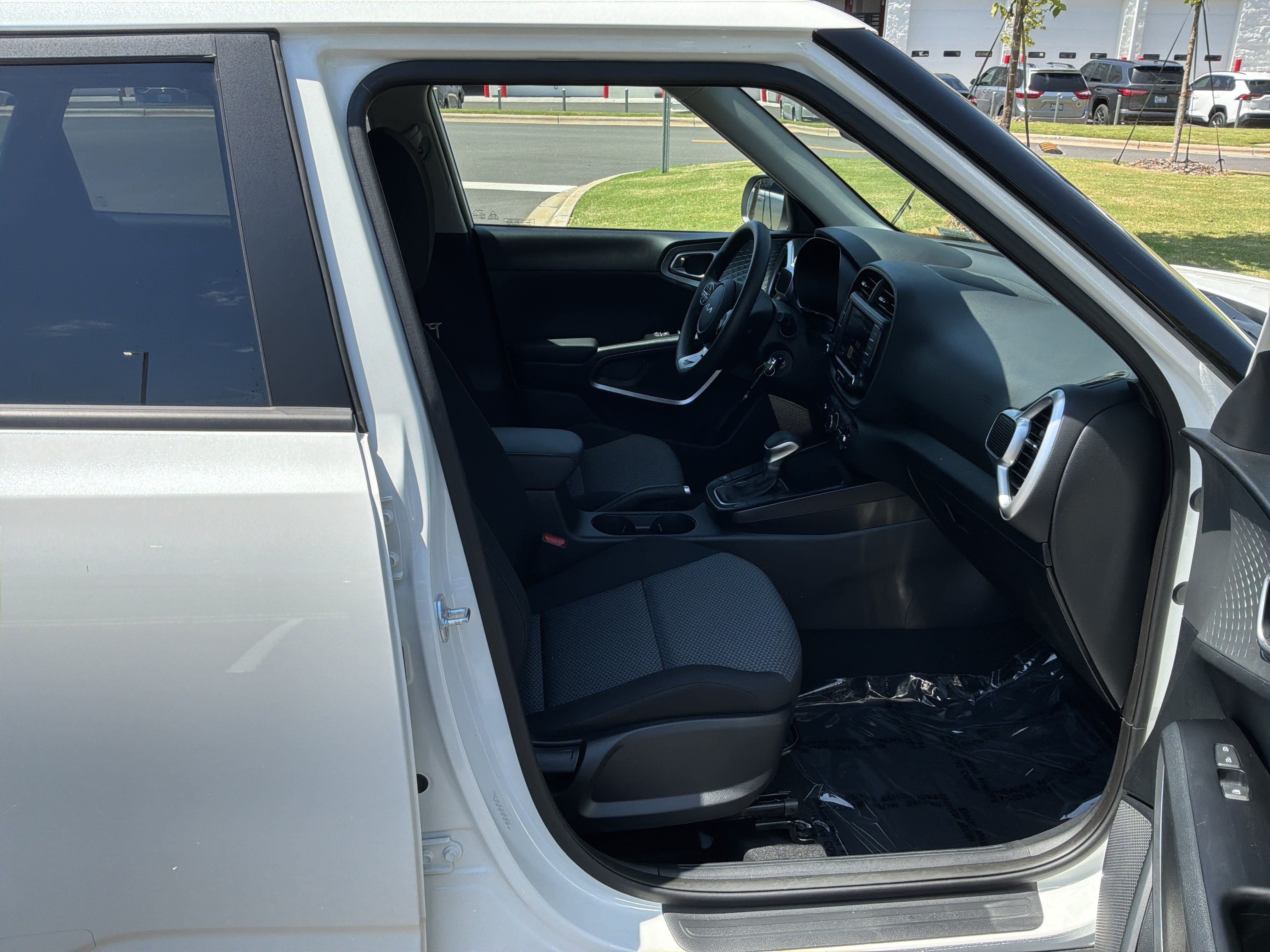 Used 2025 Kia Soul LX w/ LX Technology Package FWD image 31