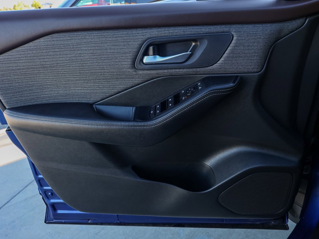 Used 2023 Nissan Rogue SV image 23