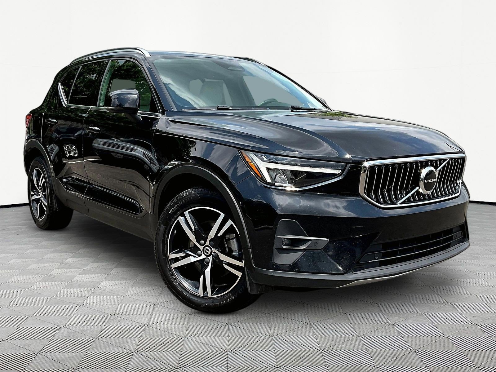 Used 2023 Volvo XC40 B5 Plus AWD/4WD image 3
