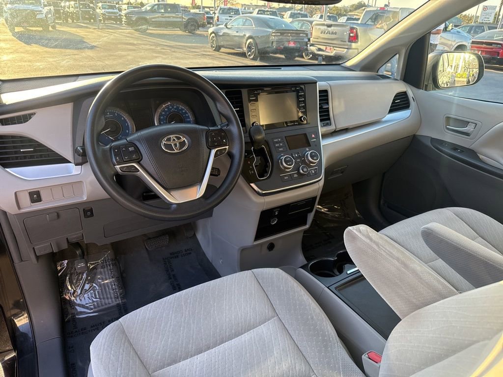 Used 2018 Toyota Sienna LE w/ Carpet Mat Package image 17