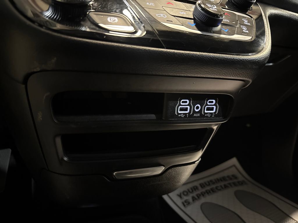 Used 2025 Chrysler Pacifica Select image 22