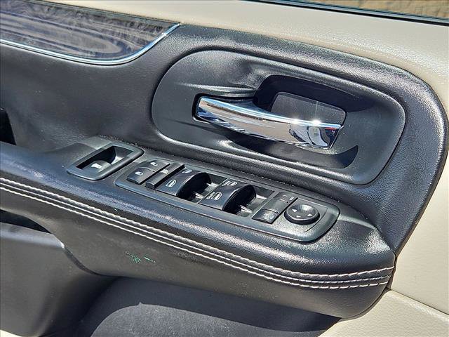 Used 2014 Chrysler Town & Country Touring FWD image 12