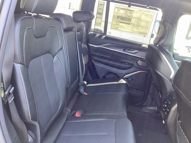 New 2023 Jeep Grand Cherokee Overland w/ Luxury Tech Group IV AWD/4WD image 36