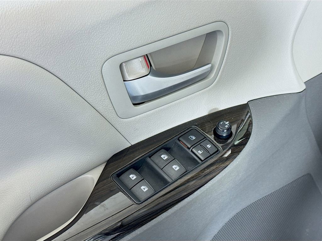 Used 2015 Toyota Sienna XLE Premium image 18
