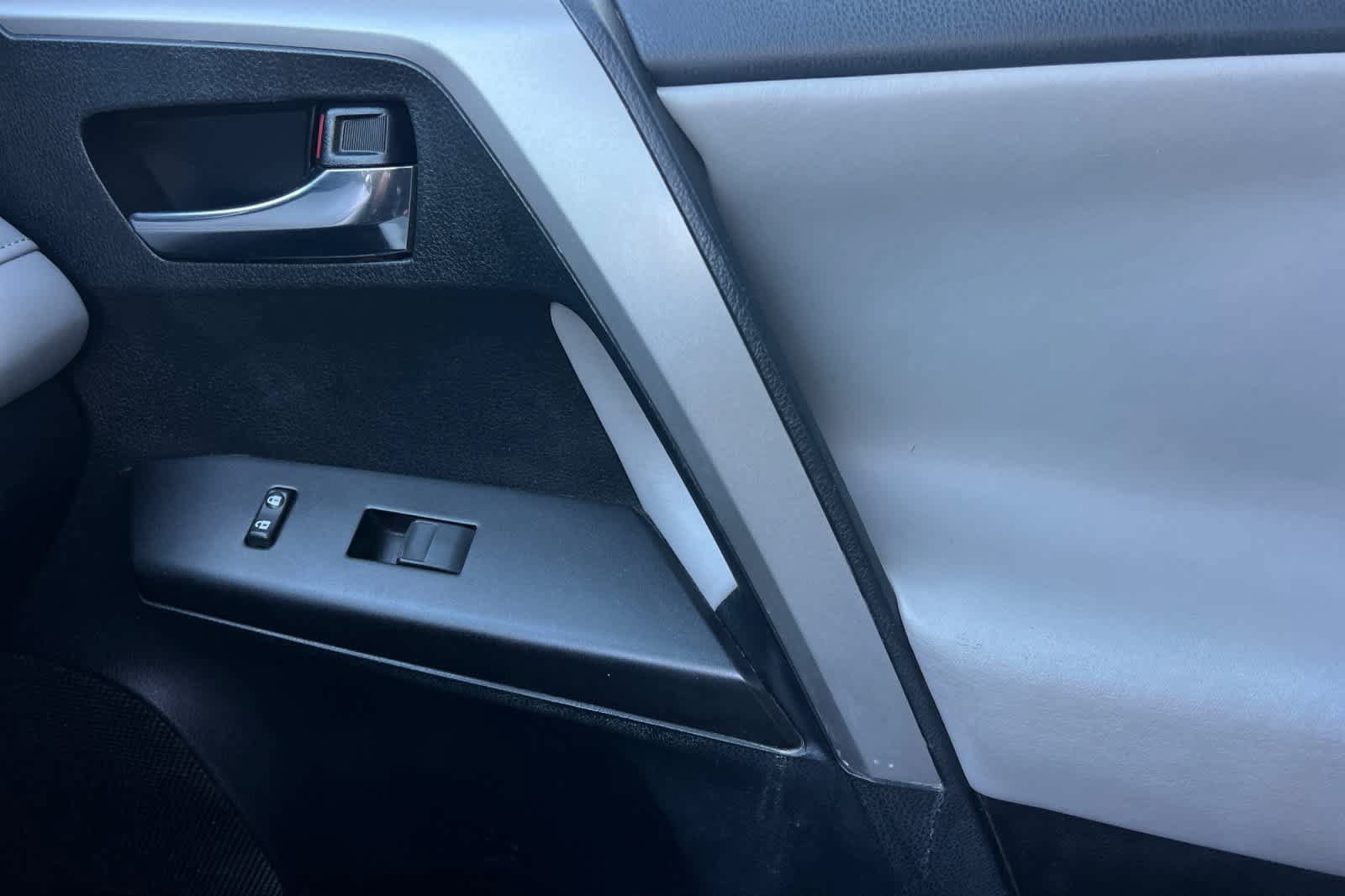 Used 2018 Toyota RAV4 XLE FWD image 20