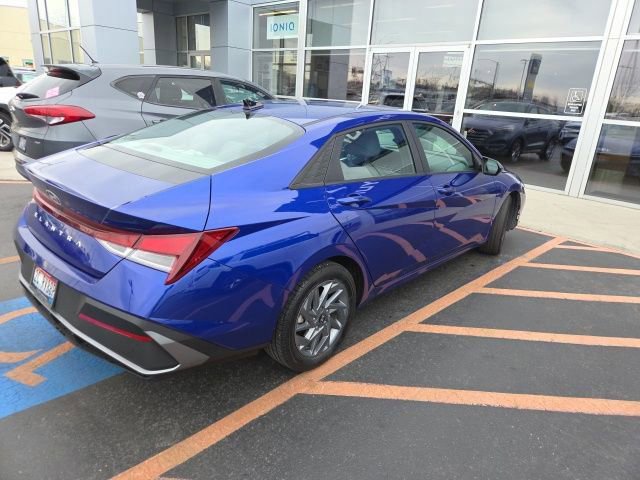 Used 2024 Hyundai Elantra SEL image 3